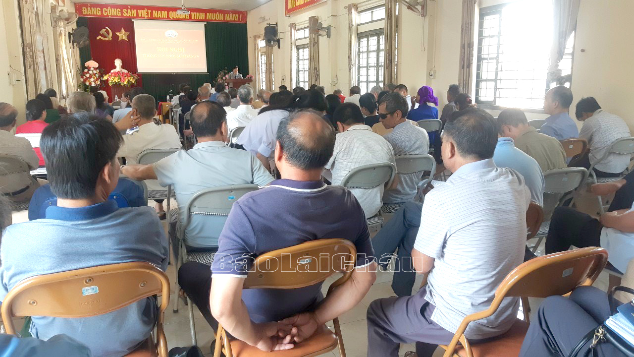Đảng ủy thị trấn Than Uyên phối hợp với Trung tâm Chính trị huyện Than Uyên thông tin tình hình thời sự đến cán bộ, đảng viên, Nhân dân.